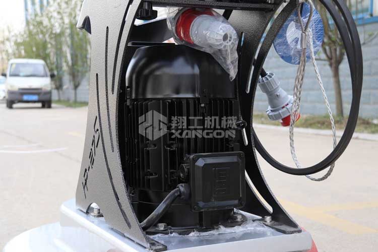 拋光機是為了讓地面表面有光澤，需要先研磨后才可以拋光。拋光分為粗拋和精拋，這時候可以使用拋光機，配合拋光墊，提高地面的光澤度。高速地坪拋光機讓你輕松完成地坪拋光工作，提高地坪亮度。