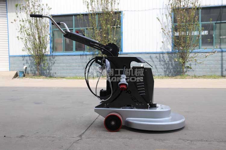 拋光機是為了讓地面表面有光澤，需要先研磨后才可以拋光。拋光分為粗拋和精拋，這時候可以使用拋光機，配合拋光墊，提高地面的光澤度。高速地坪拋光機讓你輕松完成地坪拋光工作，提高地坪亮度。
