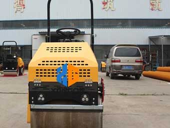 座駕壓路機“身材小，能量大”