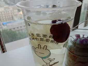 炎炎夏日到來，一杯銀耳紅棗美如詩！
